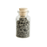 botella con piedra de pirita para energía positiva