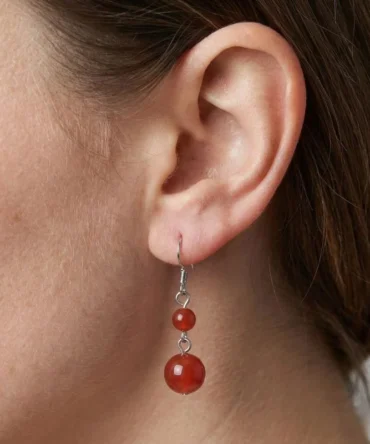 Aretes de plata con cornalina natural, luz terrosa y presencia serena. Una pieza que acompaña con carácter y sobriedad.