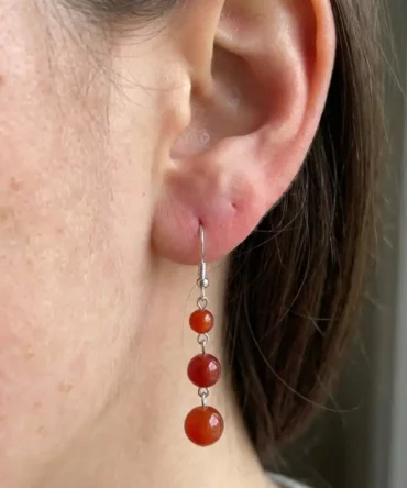 Aretes de plata con cornalina natural y profundidad cromática. Una joya de presencia serena y energía contenida.