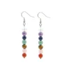 Aretes de plata con piedras naturales de los siete chakras. Una composición consciente en formato sutil.