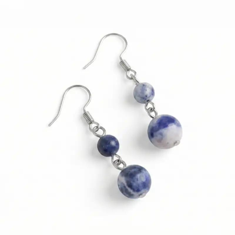 Aretes de plata con sodalita natural y equilibrio sobrio. Una joya de presencia serena.