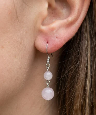Aretes de plata con cuarzo rosa natural, tonos suaves y presencia consciente. Una pieza serena de elegancia esencial.