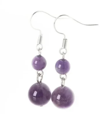 Aretes de plata con amatista en cuentas pulidas que reflejan calma y profundidad natural.