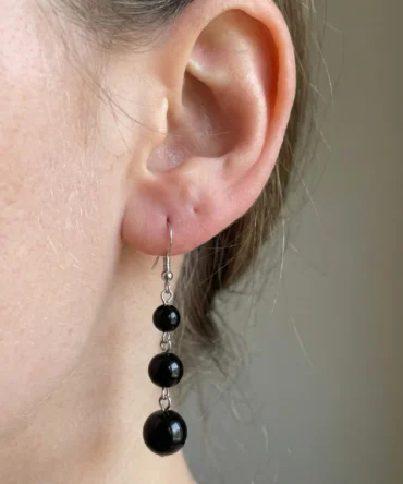 Aretes de plata con obsidiana natural, contraste profundo y presencia serena. Una pieza de carácter esencial.