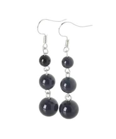 Aretes de plata con obsidiana natural, contraste profundo y presencia serena. Una pieza de carácter esencial.