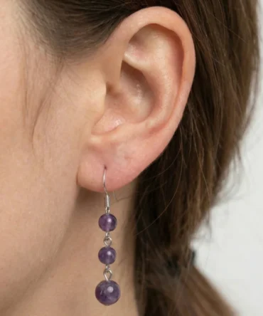 Aretes de plata con amatista en cuentas pulidas que reflejan calma y profundidad natural.
