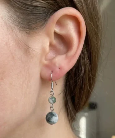 Aretes de plata con labradorita natural y destellos sutiles. Una joya de presencia introspectiva.