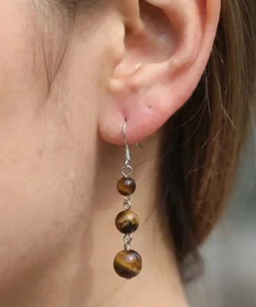 Aretes de plata con ojo de tigre natural y profundidad cálida. Una joya de carácter equilibrado.