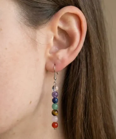 Aretes de plata con piedras naturales de los siete chakras. Una composición consciente en formato sutil.