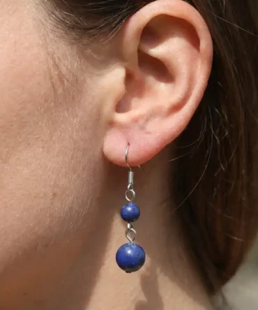 Aretes de plata con lapislázuli natural y presencia sobria. Una joya de profundidad serena.