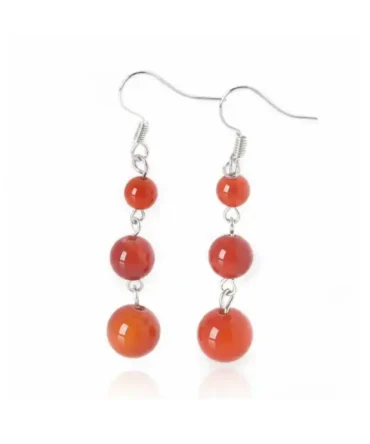 Aretes de plata con cornalina natural y profundidad cromática. Una joya de presencia serena y energía contenida.