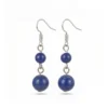 Aretes de plata con lapislázuli natural y presencia sobria. Una joya de profundidad serena.