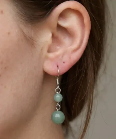 Aretes de plata con jade verde natural, equilibrio y presencia serena. Una joya que conecta con lo esencial.