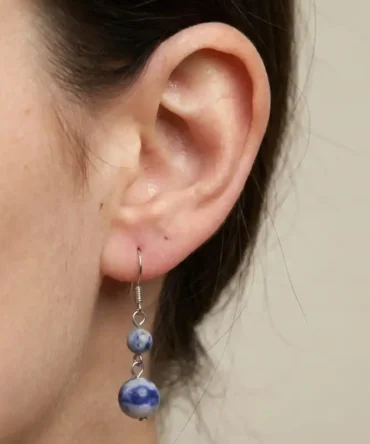 Aretes de plata con sodalita natural y equilibrio sobrio. Una joya de presencia serena.
