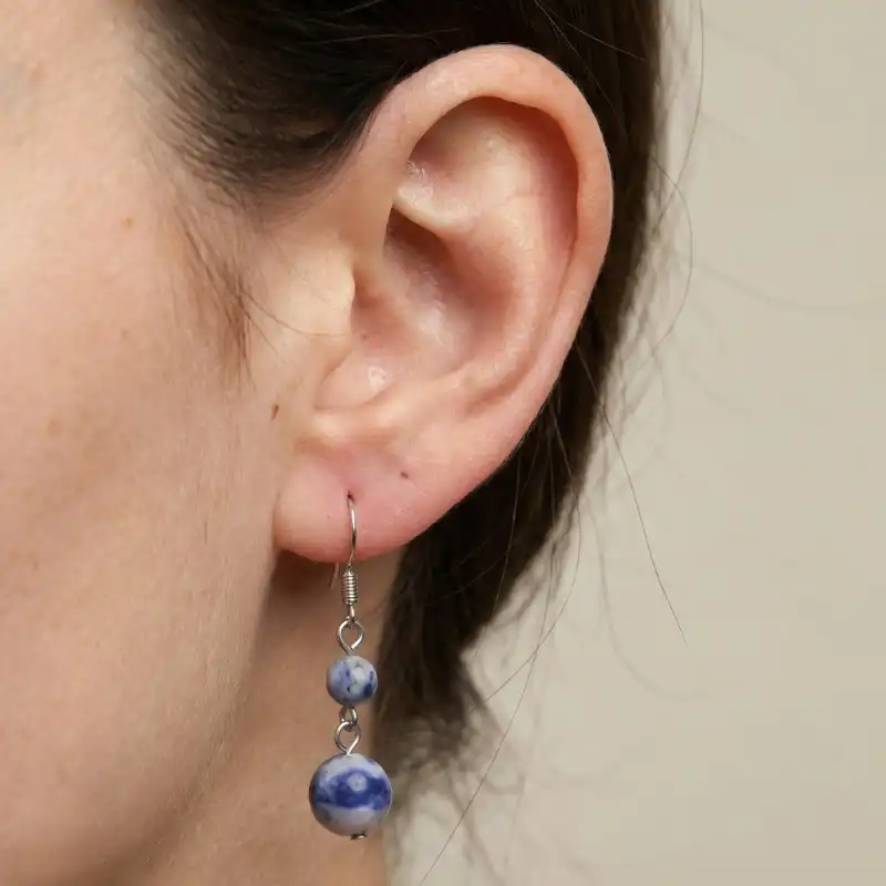 Aretes de plata con sodalita natural y equilibrio sobrio. Una joya de presencia serena.