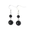 Aretes de plata con turmalina negra natural y profundidad sobria. Una joya de equilibrio firme y silencioso.