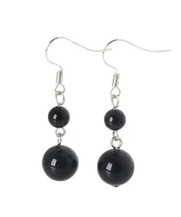 Aretes de plata con turmalina negra natural y profundidad sobria. Una joya de equilibrio firme y silencioso.