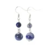 Aretes de plata con sodalita natural y equilibrio sobrio. Una joya de presencia serena.