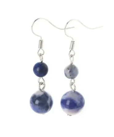 Aretes de plata con sodalita natural y equilibrio sobrio. Una joya de presencia serena.