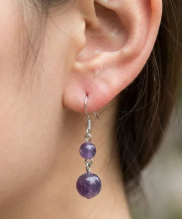 Aretes de plata con amatista en cuentas pulidas que reflejan calma y profundidad natural.