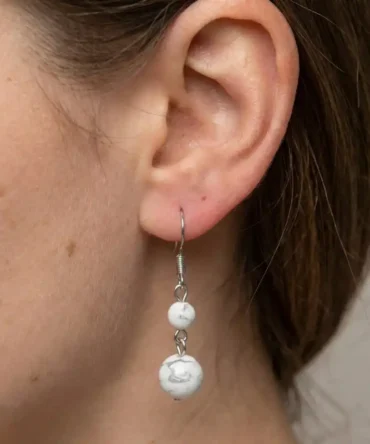 Aretes en plata con howlita natural, sobrios y luminosos. Una pieza que acompaña desde la calma.