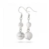 Aretes en plata con howlita natural, sobrios y luminosos. Una pieza que acompaña desde la calma.