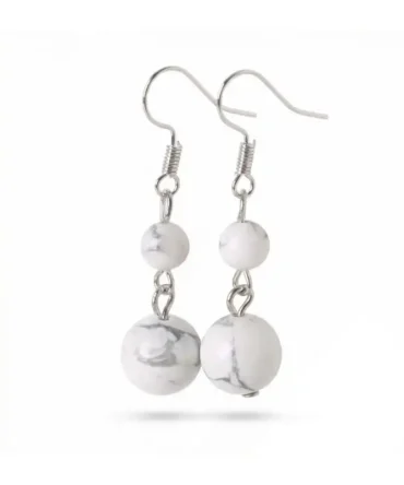Aretes en plata con howlita natural, sobrios y luminosos. Una pieza que acompaña desde la calma.