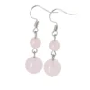 Aretes de plata con cuarzo rosa natural, tonos suaves y presencia consciente. Una pieza serena de elegancia esencial.