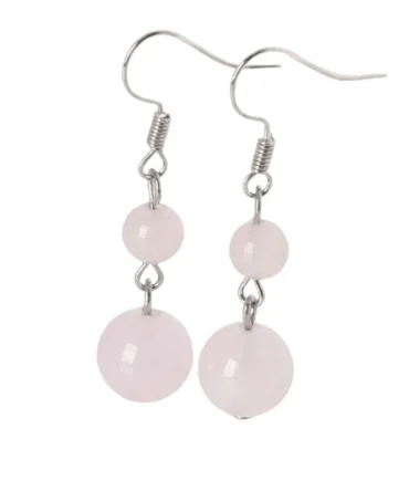Aretes de plata con cuarzo rosa natural, tonos suaves y presencia consciente. Una pieza serena de elegancia esencial.