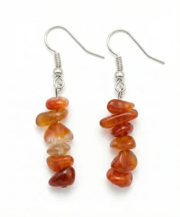 Aretes de plata con cornalina natural, tonos terrosos y presencia equilibrada. Una pieza sobria de carácter mineral.