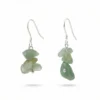 Aretes en plata .925 con aventurina natural chips de tono verde, cada pieza presenta formas irregulares y variaciones propias de la piedra.