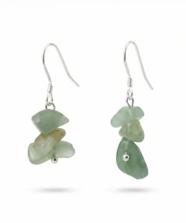 Aretes en plata .925 con aventurina natural chips de tono verde, cada pieza presenta formas irregulares y variaciones propias de la piedra.